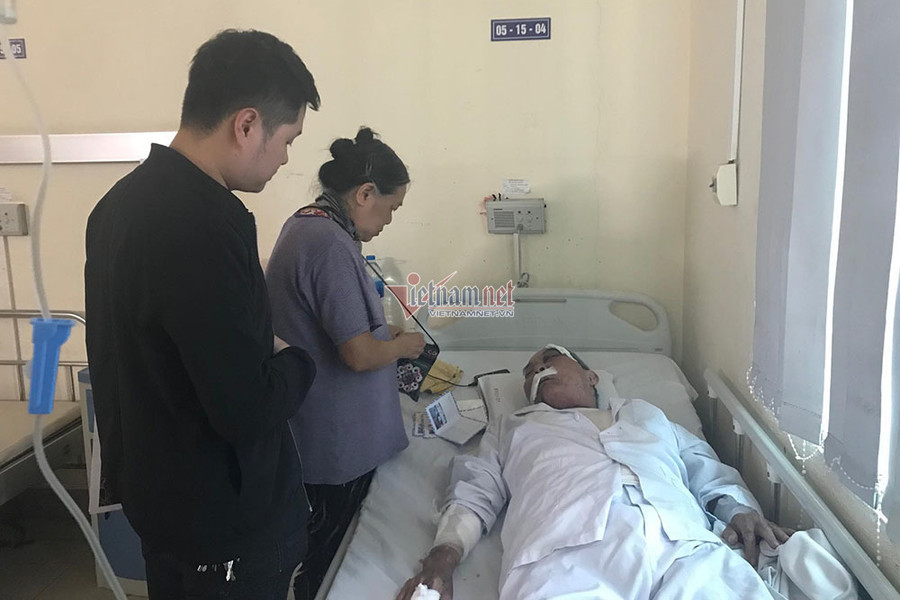 Cụ Lâm đang điều trị tại bệnh viện 354 Gã xe ôm bắn súng cao su vào mặt cụ ông 80 tuổi chỉ vì khó chịu