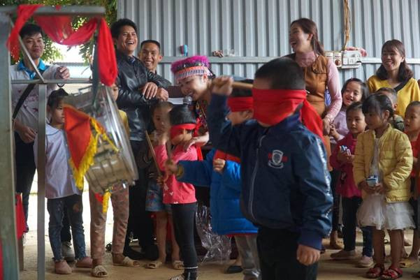 Các bạn nhỏ hào hứng với trò chơi bịt mắt đánh trống