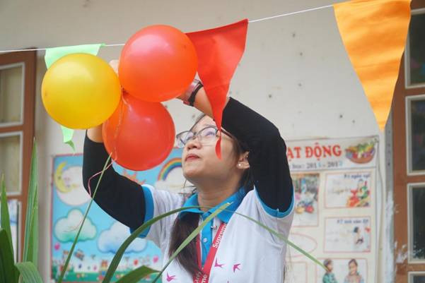 Sinh viên DynaGen tự tay trang trí không gian cho các em nhỏ tại trường Mầm non Xuân Nha