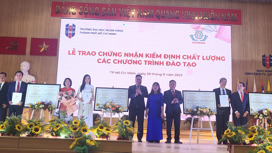 Đại diện lãnh đạo Trường và các đơn vị có chương trình đạt chuẩn kiểm định chất lượng lên nhận giấy chứng nhận.