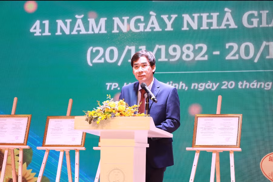 TS. Lê Trường Sơn – Hiệu trưởng trường ĐH Luật TPHCM phát biểu tại buổi lễ.