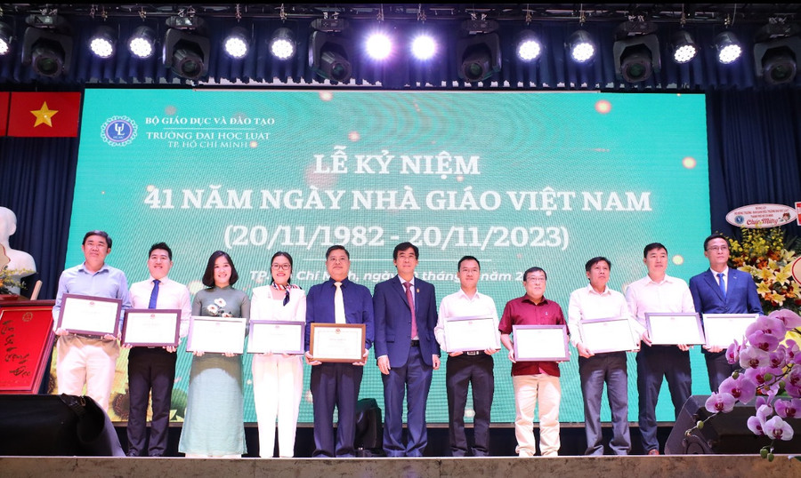 Các thầy cô giáo nhận bằng khen của Bộ GD&ĐT Các thầy cô giáo nhận bằng khen của Bộ GD&ĐT