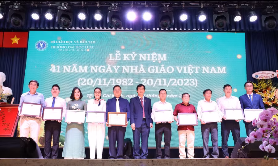 Các thầy cô giáo nhận bằng khen của Bộ GD&amp;ĐT