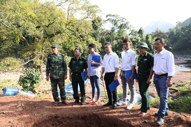 (Ảnh: Hoa hậu Tiểu Vy cùng Ban chỉ huy Đồn biên phòng Cồn Roàng và NTT đi kiểm tra dự án)