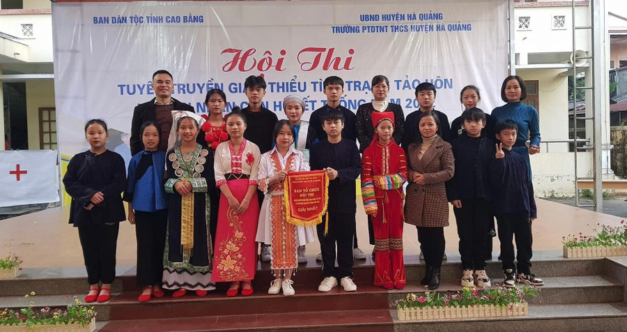 Tuyên truyền giảm thiểu tình trạng tảo hôn và hôn nhân cận huyết thống cho học sinh DTTS. Tuyên truyền giảm thiểu tình trạng tảo hôn và hôn nhân cận huyết thống cho học sinh DTTS.