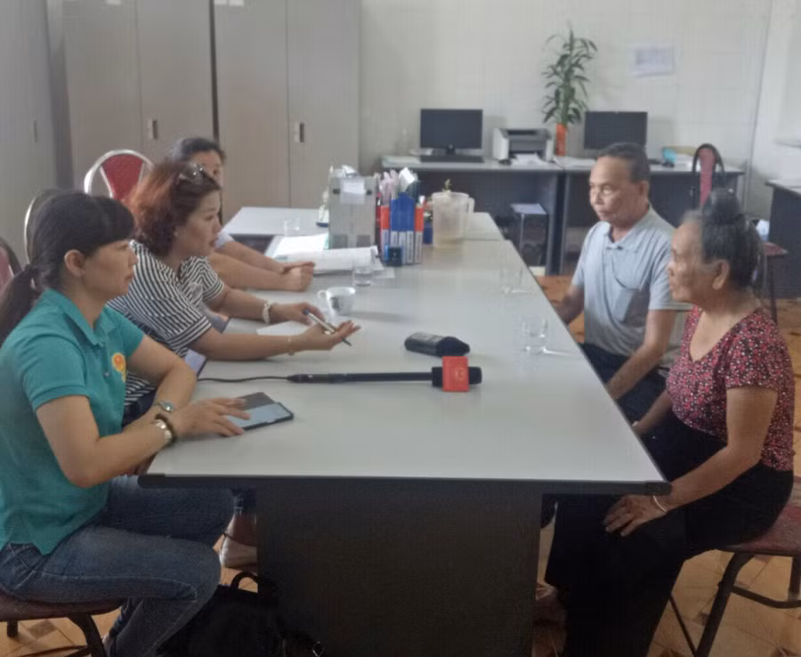 Gia đình nạn nhân trao đổi thông tin với phóng viên VOV (Ảnh: VOV)