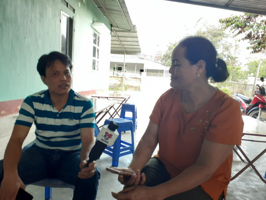 Bà Hà Bích Nhung (bên phải) trao đổi với phóng viên Bà Hà Bích Nhung (bên phải) trao đổi với phóng viên