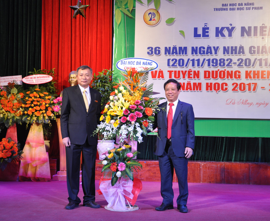 PGS.TS Nguyễn Ngọc Vũ – Giám đốc ĐH Đà Nẵng tặng hoa chúc mừng Trường ĐH Sư phạm.