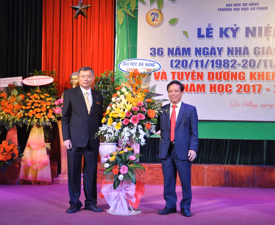 PGS.TS Nguyễn Ngọc Vũ – Giám đốc ĐH Đà Nẵng tặng hoa chúc mừng Trường ĐH Sư phạm.