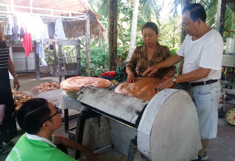 Ông Sáu Hoài hướng dẫn khách du lịch cắt bánh hủ tiếu Ông Sáu Hoài hướng dẫn khách du lịch cắt bánh hủ tiếu