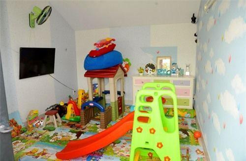 Anh không quên thiết kế hẳn một con phòng riêng để các con chơi đùa. Căn phòng chứa nhiều đồ chơi của các nhóc tỳ. Ảnh: FBNV.