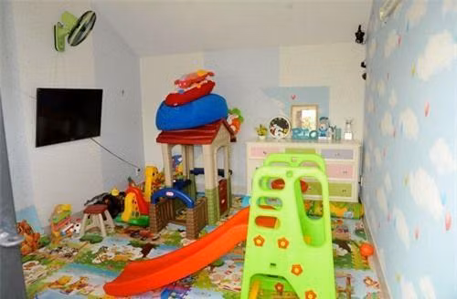 Anh không quên thiết kế hẳn một con phòng riêng để các con chơi đùa. Căn phòng chứa nhiều đồ chơi của các nhóc tỳ. Ảnh: FBNV.