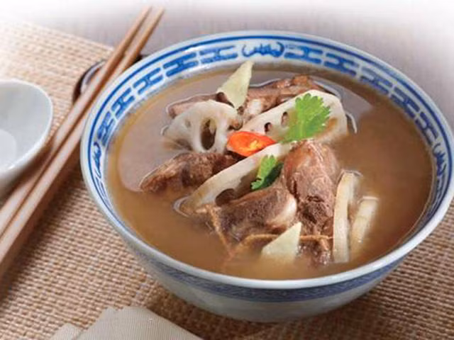 be gai 3 tuoi chan khong di noi vi ba thuong xuyen cho an mon canh tre nen tranh - 2