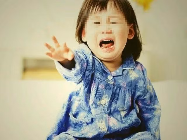 be gai 3 tuoi chan khong di noi vi ba thuong xuyen cho an mon canh tre nen tranh - 1