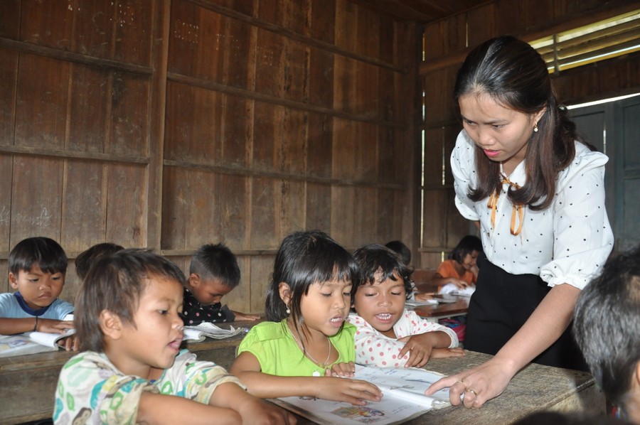 Cô giáo Nguyễn Thị Hồng Thủy ân cần chỉ dạy HS trong buổi học phụ đạo