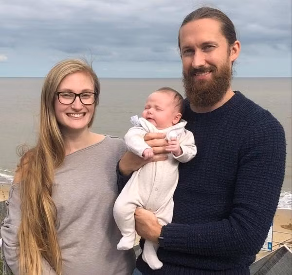 Đang nằm trên bàn đẻ, mẹ bỗng phát điên đá đạp bác sĩ vì nguyên nhân không ngờ 