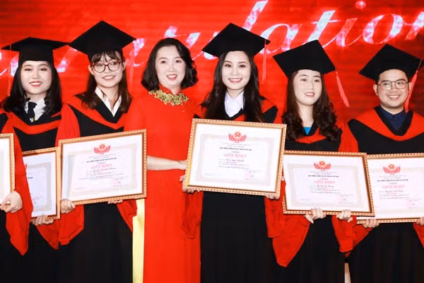 Sinh viên Viện Đào tạo Quốc tế nhận bằng tốt nghiệp