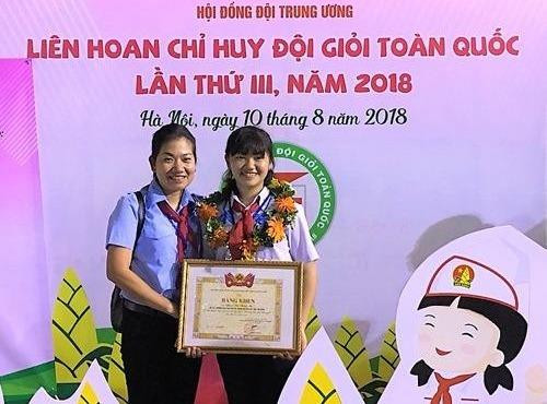 Cô giáo “mang khăn quàng đỏ”