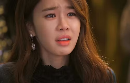 Chỉ vì hiểu lầm, cô gái bị mẹ người yêu đổ mắm tôm lên đầu 