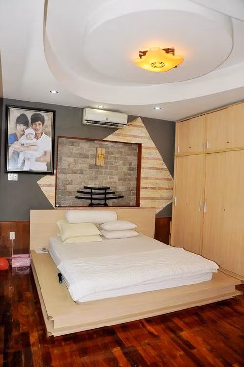 Phòng ngủ của vợ chồng Lý Hải - Minh Hà khá gọn gàng và theo lối kiến trúc hiện đại. Là người coi trọng giá trị truyền thống, nam ca sĩ thường treo ảnh các thành viên gia đình trong phòng riêng. Ảnh: Internet.