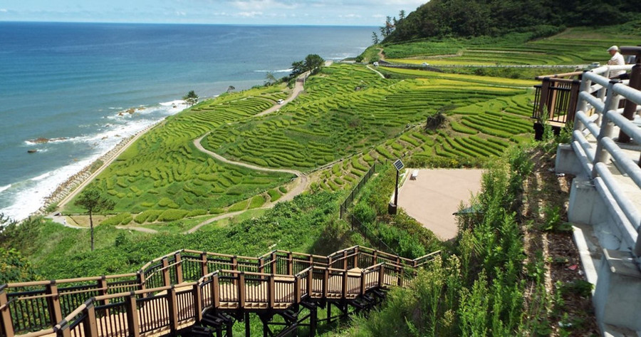 Bán đảo Noto: Nằm ở khu phía bắc tỉnh Ishikawa, bán đảo Noto có những bãi biển và đồng quê thuộc hàng đẹp nhất Nhật Bản. Ảnh:Japan Travel. 10 diem den tuyet dep it nguoi biet o Nhat Ban hinh anh 1