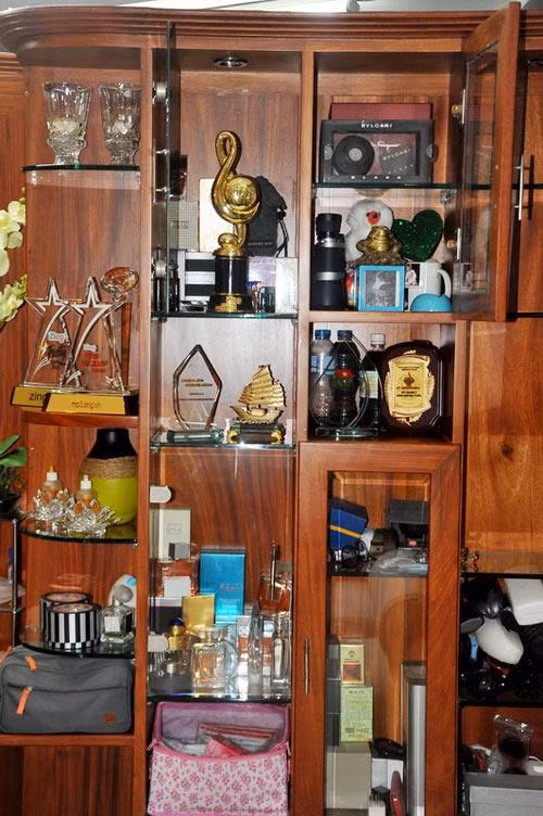 Phòng ăn được sử dụng đồ gỗ đắt đỏ. Tông màu chủ đạo vẫn là màu cam đỏ của gỗ ấm áp và màu đen, xám của nội thất. Ảnh: Internet.