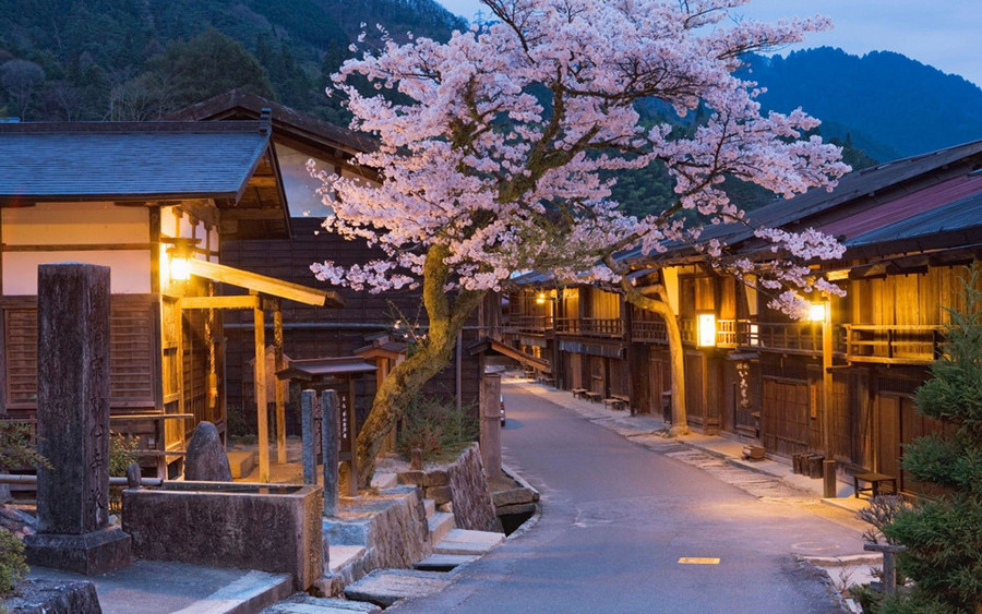 Thung lũng Kiso: Kiso có tuyến đường Nakasendo, một trong năm đường bộ nối Edo với Kyoto thời xưa. Do đó, thung lũng này chứa đựng nhiều công trình, đền đài lịch sử, cùng những ngôi nhà cổ và rừng rậm cho du khách khám phá. Ảnh:Pinterest. 10 diem den tuyet dep it nguoi biet o Nhat Ban hinh anh 4
