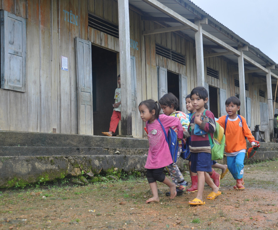 Cơ sở vật chất của điểm trường còn rất thiếu thốn với nhà vách gỗ lợp mái tôn