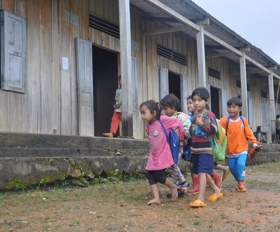 Cơ sở vật chất của điểm trường còn rất thiếu thốn với nhà vách gỗ lợp mái tôn
