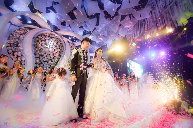 dam cuoi “khung” 4 ty o thai nguyen: co 2 con, o voi nhau 13 nam gio moi ket hon - 3