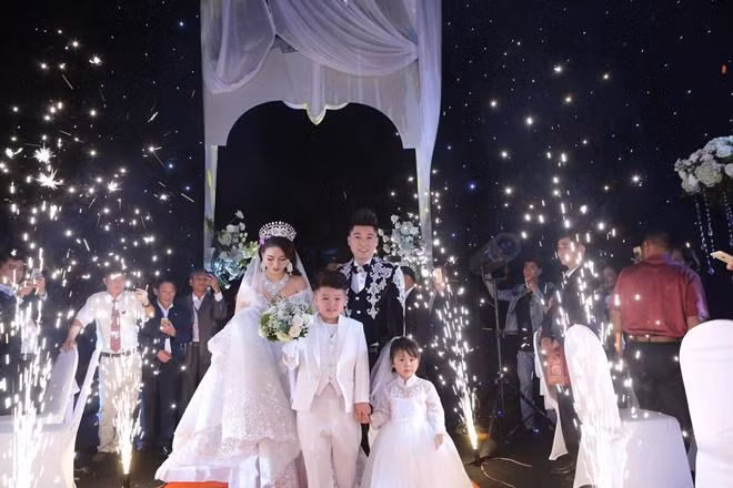 dam cuoi “khung” 4 ty o thai nguyen: co 2 con, o voi nhau 13 nam gio moi ket hon - 4