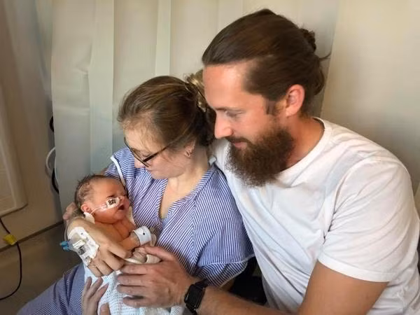 Đang nằm trên bàn đẻ, mẹ bỗng phát điên đá đạp bác sĩ vì nguyên nhân không ngờ 