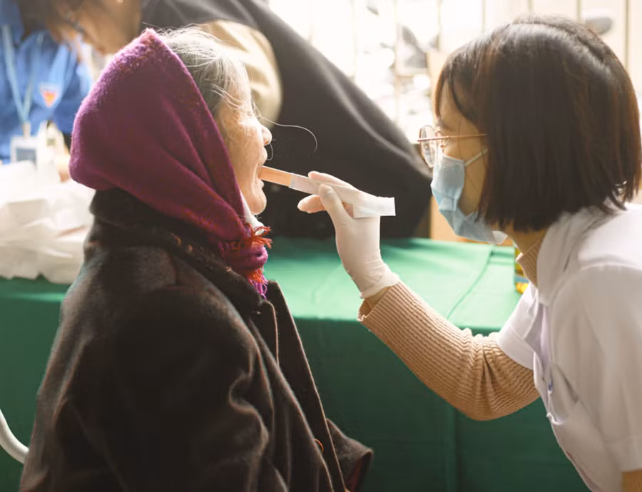 Bệnh viện Trường Đại học Y - Dược tổ chức khám sức khoẻ và trao quà cho đối tượng chính sách người có công trên địa bàn phường Thịnh Đán, TP Thái Nguyên.