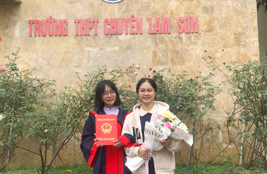 Nữ sinh Lò Diệu Linh (bìa trái) cùng bạn chụp ảnh kỷ yếu.