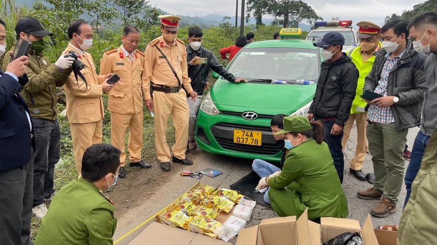 Các lực lượng CA Quảng Trị khống chế đối tượng và kiểm tra tang vật. 