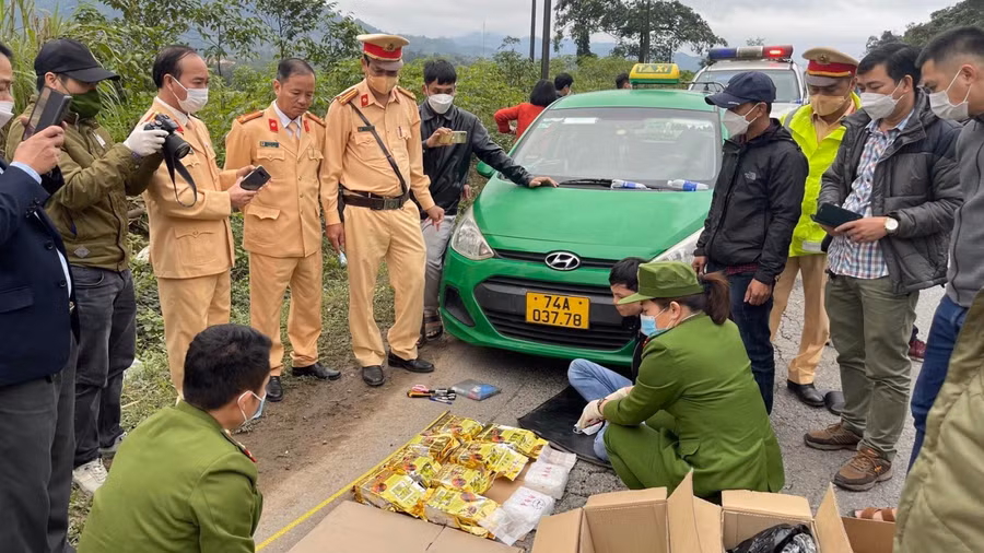 Các lực lượng CA Quảng Trị khống chế đối tượng và kiểm tra tang vật. 