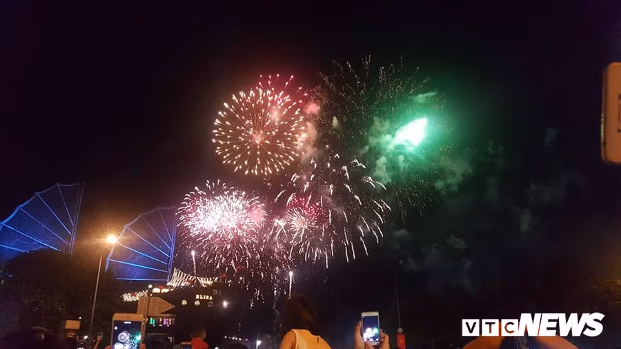 Phao hoa lung linh ruc sang bau troi ca nuoc mung don nam moi 2019 hinh anh 15