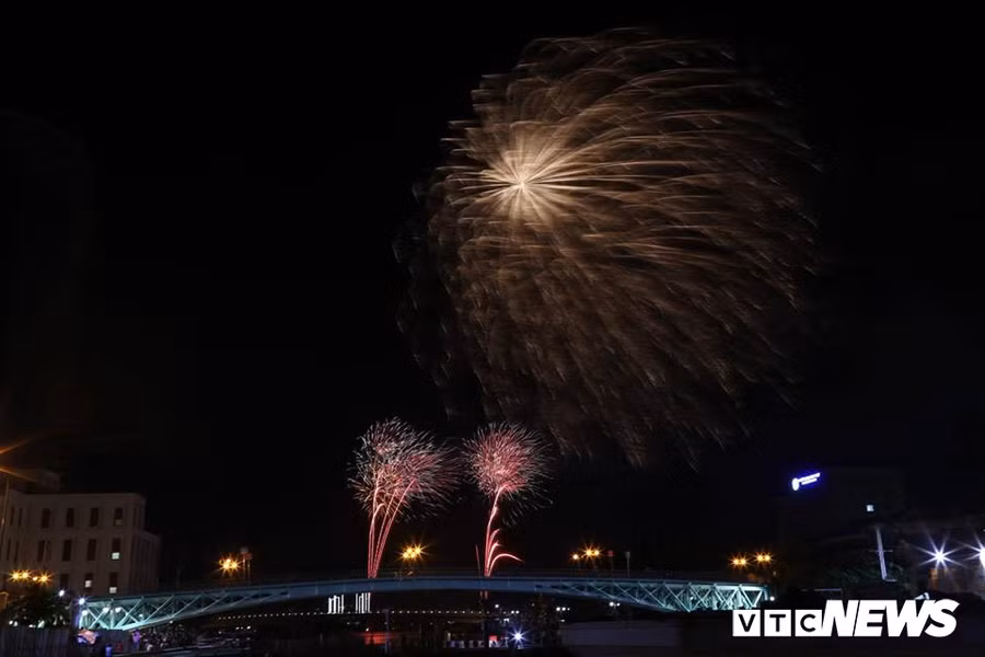 Pháo hoa lung linh rực sáng bầu trời cả nước mừng đón năm mới 2019 ảnh 17 Phao hoa lung linh ruc sang bau troi ca nuoc mung don nam moi 2019 hinh anh 17