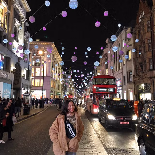  Nguyễn Xuân Phương tranh thủ thời gian rảnh xuống phố tận hưởng không khí năm mới 2019. 