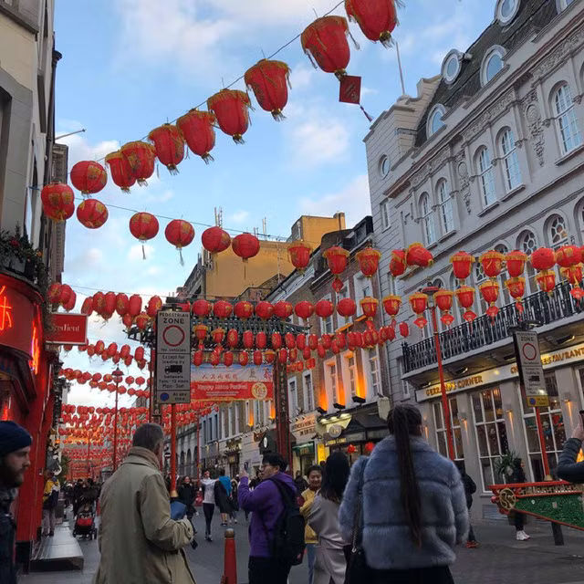  Ngay từ sáng, mọi người đã tập trung về các phố lớn. 