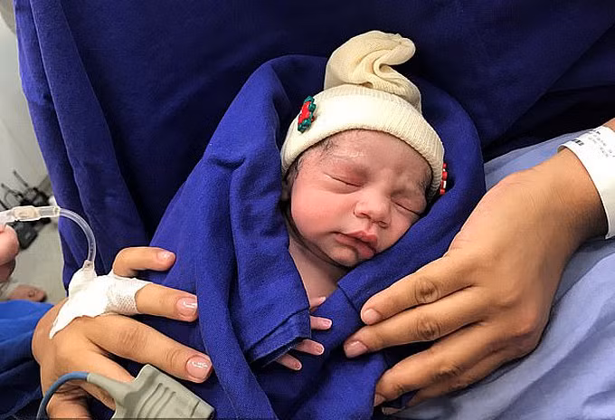 Em bé đầu tiên trên thế giới sinh ra từ tử cung người chết