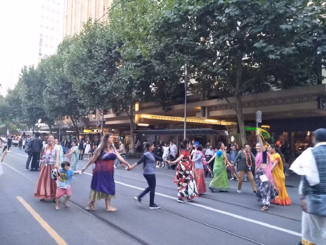  Người dân tham dự các hoạt động bên lề chào mừng năm mới. 