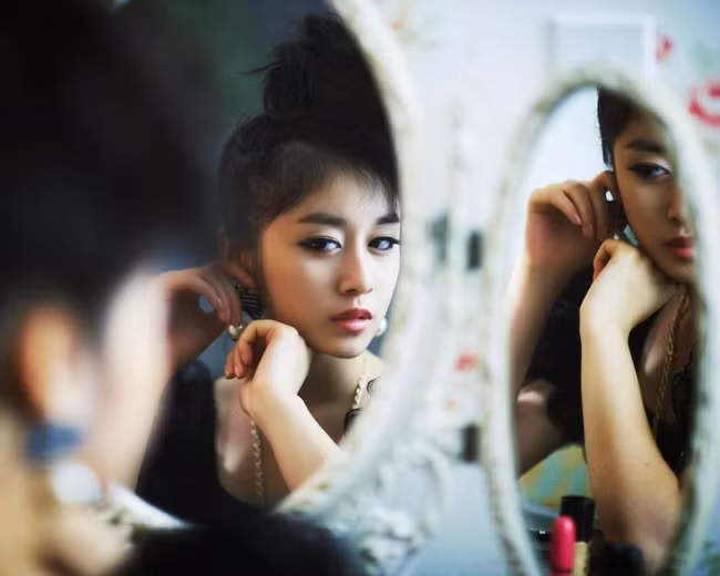 Món quà của vợ trong tiệc năm mới khiến nhân tình của chồng quỳ sụp xuống vì sợ hãi