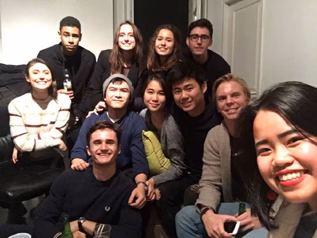  Thanh Mai (đầu tiên từ bên phải sang) đón Tết Dương lịch ấm cúng cùng bạn bè. 