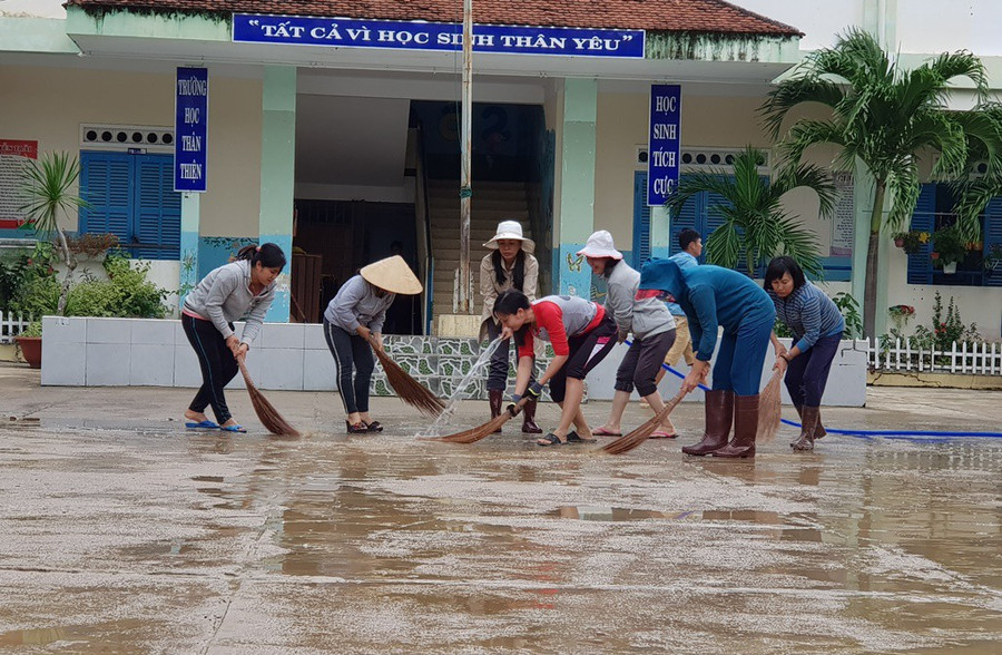 Đang nghỉ Tết Dương lịch, giáo viên vẫn tất bật dọn bùn do mưa lũ - Ảnh 8. Đang nghỉ Tết Dương lịch, giáo viên vẫn tất bật dọn bùn do mưa lũ - Ảnh 8.
