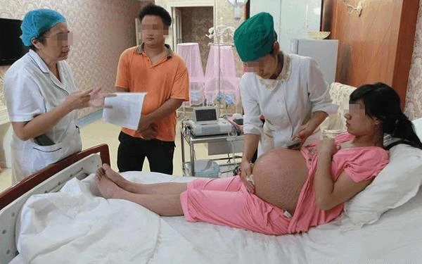 Vợ mới sinh thấy mệt mỏi, buồn nôn, chồng đưa đi khám rồi bật khóc