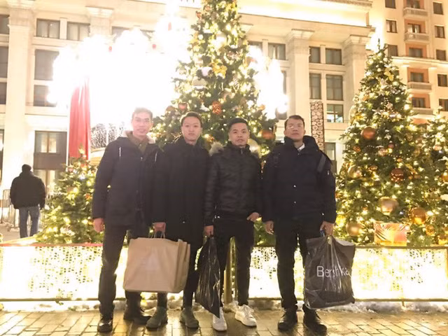  Xuân Cường (thứ hai từ bên trái sang) cùng bạn bè đi chơi năm mới. 