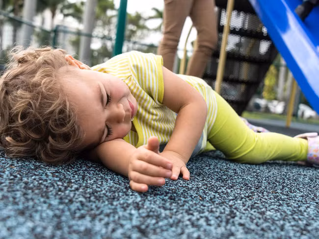 Chỉ bế con đi trong nhà nhưng ông bố đã lấy mạng con trai 4 tháng tuổi vì hành động nhiều người lớn mắc phải - Ảnh 3.