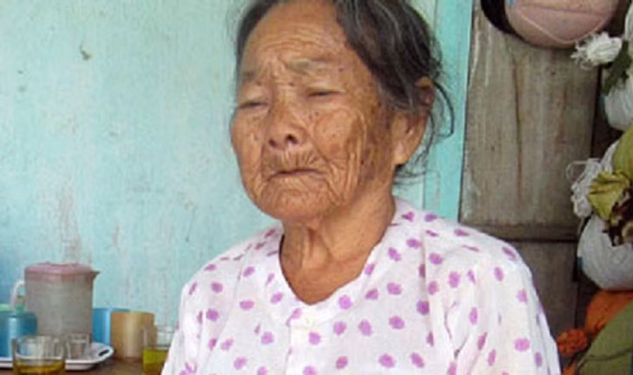 Bà cụ mù mắt sáng trở lại - Hình 1