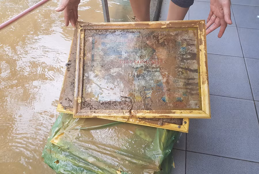 Đang nghỉ Tết Dương lịch, giáo viên vẫn tất bật dọn bùn do mưa lũ - Ảnh 5.